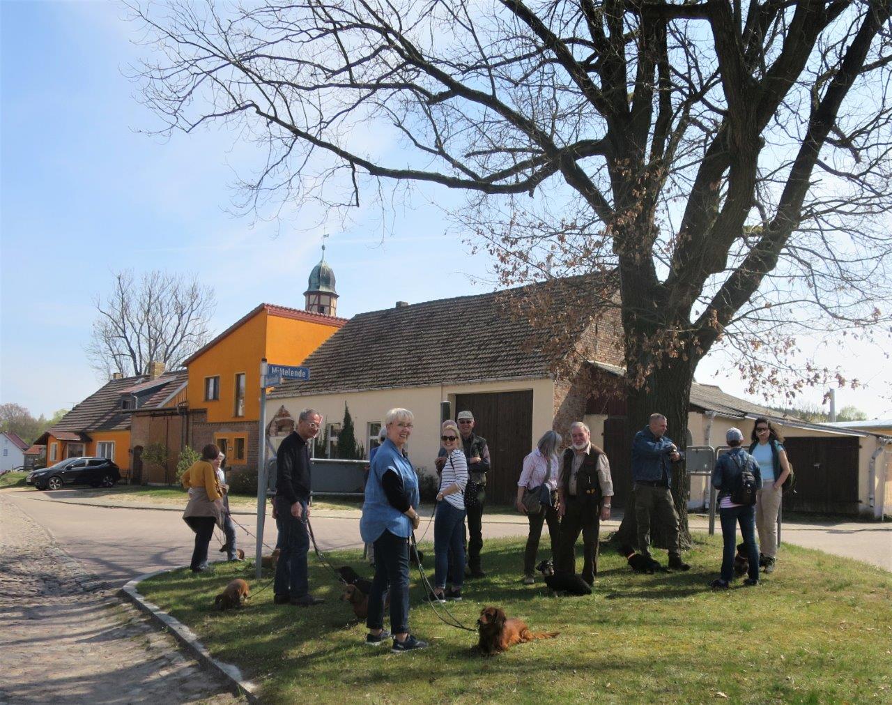 Osterspaziergang der Teckelgruppe Raben am 20. April 2019
